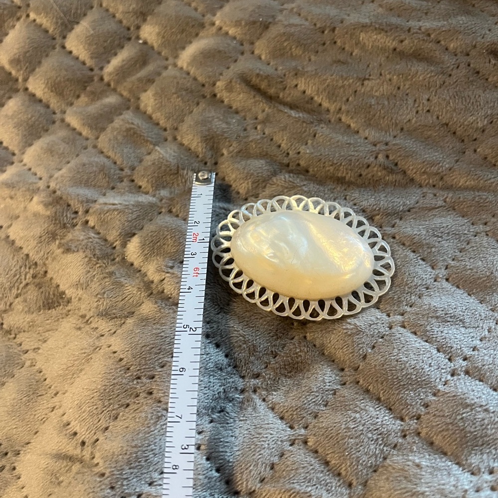 Hand carved mother of pearl brooch. - Picture 6 of 6